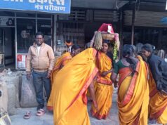 घर घर जाकर सुआ नृत्य करती महिलाओं ने लोगों का मन मोहा