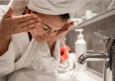 गलत क्लींजर भी बन सकता है एक्ने की वजह, यहां पढ़ें अलग-अलग स्किन टाइप के लिए कैसे चुनें सही फेसवॉश