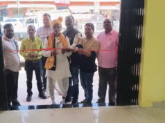 प्रतीक्षा बस स्टैंड में बुजुर्ग यात्री ने यात्री प्रतीक्षालय का फीता काटकर किया उद्घाटन