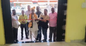 प्रतीक्षा बस स्टैंड में बुजुर्ग यात्री ने यात्री प्रतीक्षालय का फीता काटकर किया उद्घाटन