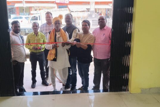 प्रतीक्षा बस स्टैंड में बुजुर्ग यात्री ने यात्री प्रतीक्षालय का फीता काटकर किया उद्घाटन