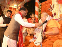 मुख्यमंत्री साय से निरंजन पीठाधीश्वर महामंडलेश्वर डॉ. स्वामी कैलाशनंद गिरी जी महाराज ने की सौजन्य भेंट