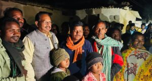 पण्डो समाज के बीच पहुंचे क्षेत्रीय विधायक, प्रबोध मिंज हालचाल जाना