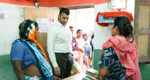 कलेक्टर ने रामभांठा के पीडीएस दुकान का किया औचक निरीक्षण,हितग्राहियों से संवाद कर राशन वितरण की स्थिति का लिया जायजा