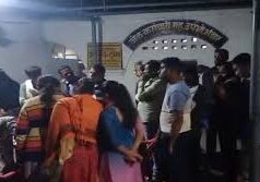 सहायक शिक्षक भर्ती को लेकर अंगारों पर चलकर प्रदर्शन, आंदोलनकारी अभ्यर्थियों को पकड़कर लाया गया सेंट्रल जेल