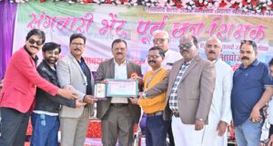 संगवारी भेंट: वर्षों बाद गले मिले गुरु–शिष्य, स्कूल की दहलीज पर फिर जिए सुनहरे दिन