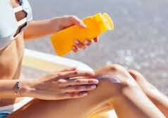 सनस्क्रीन खरीदते समय इन 3 बातों का जरूर रखें ध्यान, झुर्रियों से लेकर स्किन कैंसर तक में मिलेगा फायदा