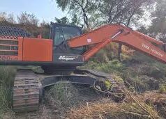 अवैध रेत उत्खनन पर सख्ती, नदी तट से पोकलेन मशीन जब्त