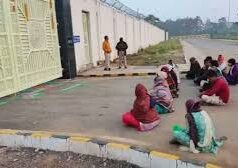 शिक्षा मंत्री गजेंद्र यादव के बंगले का डीएड अभ्यर्थियों ने किया घेराव