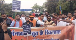 AI Summit में युकां के प्रदर्शन का विरोध : BJYM ने कांग्रेस कार्यालय का किया घेराव, फूंका राहुल गांधी का पुतला