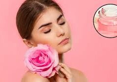 चेहरे पर गुलाब जल कब लगाना चाहिए? जानिए त्वचा में निखार के लिए गुलाब जल कैसे लगाएं