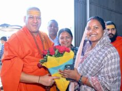 लक्ष्मी राजवाड़े ने निरंजनी पीठाधीश्वर स्वामी कैलाशानंद गिरी जी महाराज से लिया आशीर्वाद