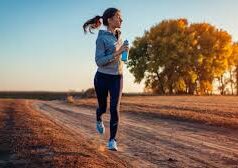फिटनेस के लिए दौड़ना शुरू करना चाहते हैं? डॉक्टर से जानें सही तरीका और सावधानियां