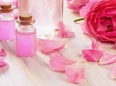 चेहरे पर गुलाब जल कब लगाना चाहिए? जानिए त्वचा में निखार के लिए गुलाब जल कैसे लगाएं