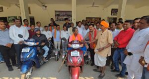 उपमुख्यमंत्री विजय शर्मा की तत्परता से दो दिव्यांगों को मिली स्कूटी