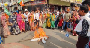 भाजपा महिला मोर्चा का विरोध प्रदर्शन, जमकर नारेबाजी कर किया पुतलादहन