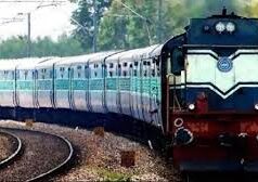 इटावा के आम्रपाली एक्सप्रेस से मोबाइल उठाने के लिए कूदे छात्र की ट्रेन की चपेट से हुई मौत….