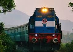 ट्रेन में बिना टिकट चढ़ गई छात्रा, मजबूरी बताई तो TTE करने लगा अश्लील हरकत…