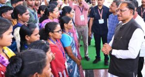 मुख्यधारा की ओर लौटता विश्वास : 140 आत्मसमर्पित नक्सलियों ने मुख्यमंत्री से की मुलाकात