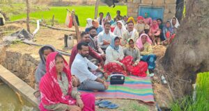 गांव में खेतिहर मजदूरों और किसानों के साथ भाजपा कार्यकर्ताओं ने सुनी ‘मन की बात’