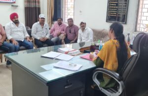 कांग्रेस ने बिना हेलमेट एकाएक कार्रवाई पर जताई आपत्ति