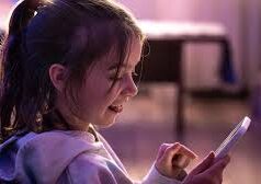 फोन छीनने पर रोता और जिद्द करता है बच्चा? बिना डांटे उसकी स्क्रीन की लत छुड़ाएंगे 5 स्मार्ट ट्रिक्स