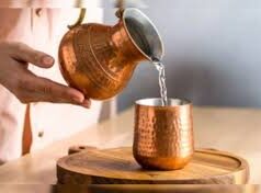 किसी अमृत से कम नहीं तांबे के बर्तन में रखा पानी, पीने से मिल सकते हैं ये अद्भुत फायदे