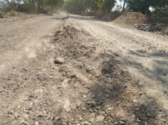 जिला पंचायत अध्यक्ष गृह ग्राम पहुच मार्ग की स्थिती दयनीय राहगीर हो रहे हादसे का शिकार