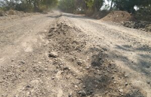 जिला पंचायत अध्यक्ष गृह ग्राम पहुच मार्ग की स्थिती दयनीय राहगीर हो रहे हादसे का शिकार