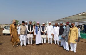 खरोरा ईदगाह में धूमधाम से मनाया गया ईद का त्योहार ,गले लगाकर एक दूसरे को दी बधाई