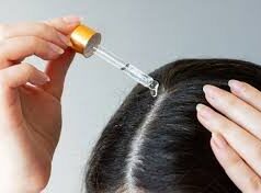 घर पर बनाएं हेयर सीरम: बालों के झड़ने से राहत पाने के लिए आसान उपाय