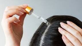 घर पर बनाएं हेयर सीरम: बालों के झड़ने से राहत पाने के लिए आसान उपाय