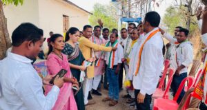कांग्रेस की विचारधारा से प्रभावित होकर सरपंच ने थामा कांग्रेस का दामन