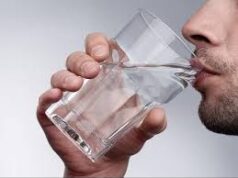 ज्यादा पानी पीना क्या किडनी के लिए है खतरनाक जाने कितना पानी पीएं…