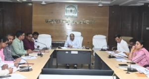 कलेक्टर ने कृषि एवं समवर्गीय विभागों की ली संयुक्त समीक्षा बैठक ,ग्रामीण अर्थव्यवस्था सुदृढ़ करने समन्वित कार्य पर दिया जोर