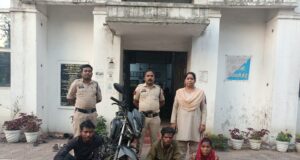 जिला अस्पताल से चोरी बाइक 24 घंटे के भीतर बरामद, महिला सहित तीन आरोपी गिरफ्तार