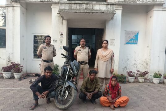 जिला अस्पताल से चोरी बाइक 24 घंटे के भीतर बरामद, महिला सहित तीन आरोपी गिरफ्तार