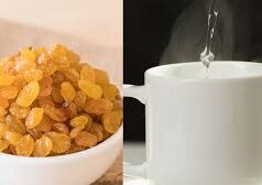सुबह 1 गिलास गुनगुना पानी और भीगी हुई किशमिश खाने से क्या फायदा मिलता है?