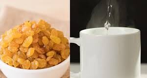 सुबह 1 गिलास गुनगुना पानी और भीगी हुई किशमिश खाने से क्या फायदा मिलता है?