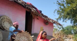 महतारी वंदन योजना ने श्यामा बाई की बदली किस्मत:बांसशिल्प कला को निखारने में मिल रही मदद, आजीविका का भी हो रहा विस्तार