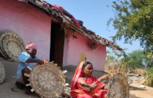 महतारी वंदन योजना ने श्यामा बाई की बदली किस्मत:बांसशिल्प कला को निखारने में मिल रही मदद, आजीविका का भी हो रहा विस्तार