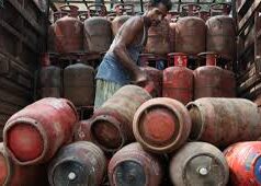 जिला प्रशासन की सख्त कार्रवाई, 214 जगह छापे, 1013 सिलेंडर जब्त