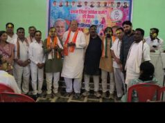 कांग्रेस का होली मिलन समारोह में पूर्व विधायक और जिला अध्यक्ष ने कार्यकर्ताओं को गले लगाकर दी बधाई