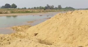 18 हाईवा और पोकलेन पर जुर्माने की खबर के बाद, ओदारी नदी की रेत खदान का खनिज विभाग ने किया निरीक्षण