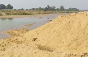 18 हाईवा और पोकलेन पर जुर्माने की खबर के बाद, ओदारी नदी की रेत खदान का खनिज विभाग ने किया निरीक्षण