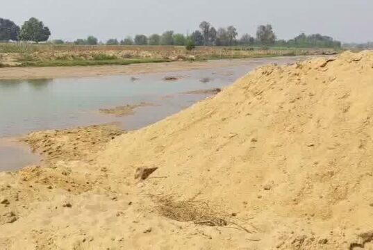 18 हाईवा और पोकलेन पर जुर्माने की खबर के बाद, ओदारी नदी की रेत खदान का खनिज विभाग ने किया निरीक्षण