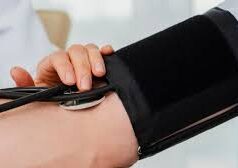 हाई रहता है ब्लड प्रेशर, तो किन चीजों से बना लेनी चाहिए दूरी, वरना पड़ सकते हैं लेने के देने