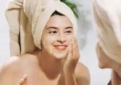 घर पर बनाएं प्राकृतिक स्क्रब: पिंपल्स और त्वचा की समस्याओं से राहत