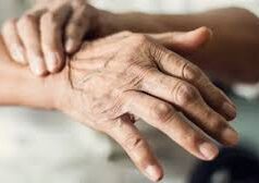 सिर्फ हाथ कांपना नहीं है पार्किंसंस, नई स्टडी में सामने आए ये 4 खतरनाक और छिपे हुए लक्षण