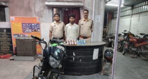 “ऑपरेशन आघात: रायगढ़ पुलिस का अवैध शराब कारोबार पर बड़ा प्रहार, 174 लीटर शराब जब्त”